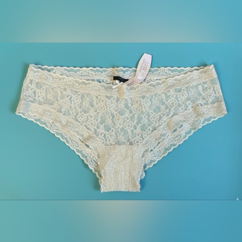 NWT, VICTORIA'S SECRET BEIGE LACE PANTIES, SIZE M.